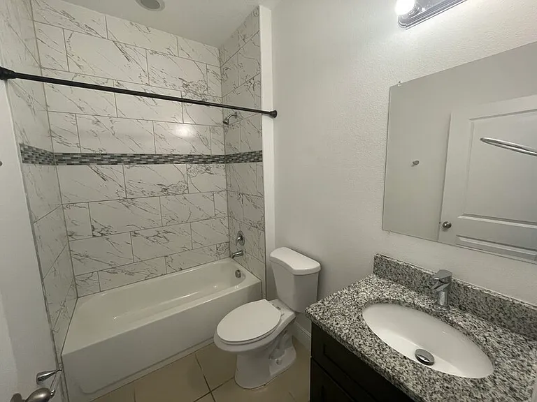 414 Columbia Ct — Photo 6