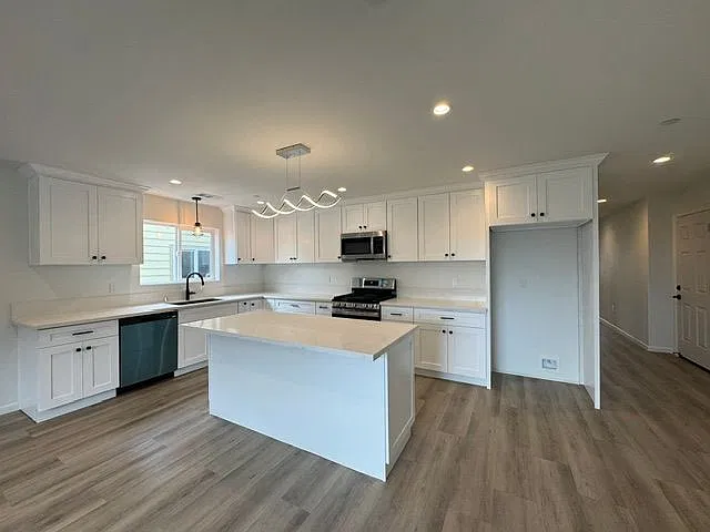 3 bed, 2.0 bath, 1365 sqft, $2,850 — Photo 2