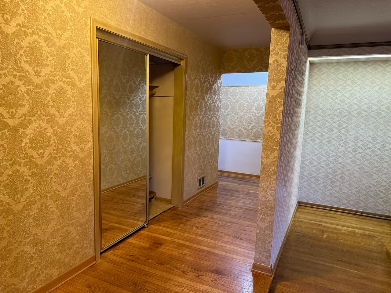3 bed, 4130 sqft, $2,500 — Photo 2