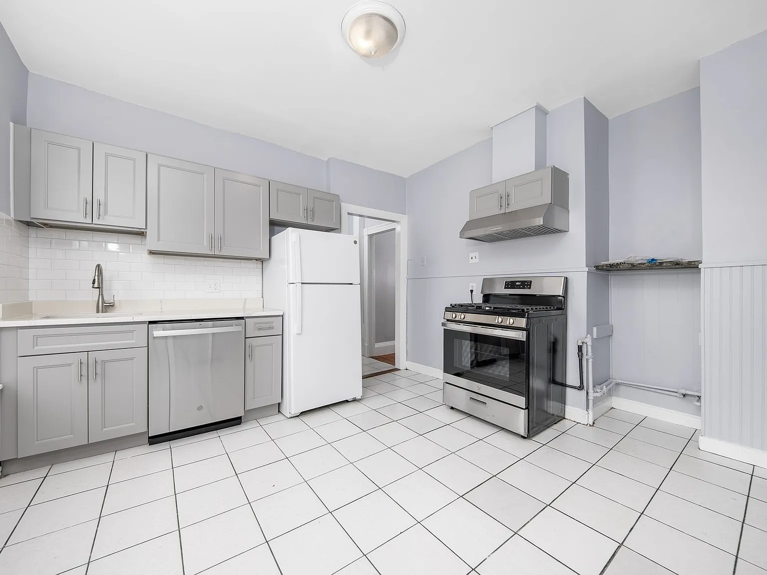 2 bed, 1.0 bath, 900 sqft, $2,350 — Photo 1
