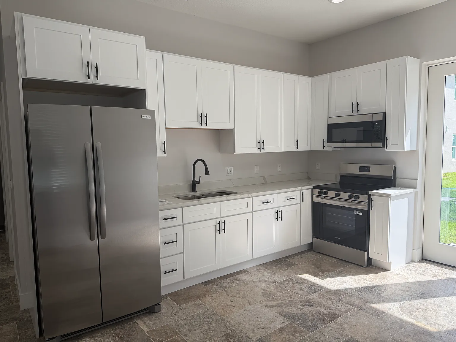 Studio, 700 sqft, $1,750 — Photo 2