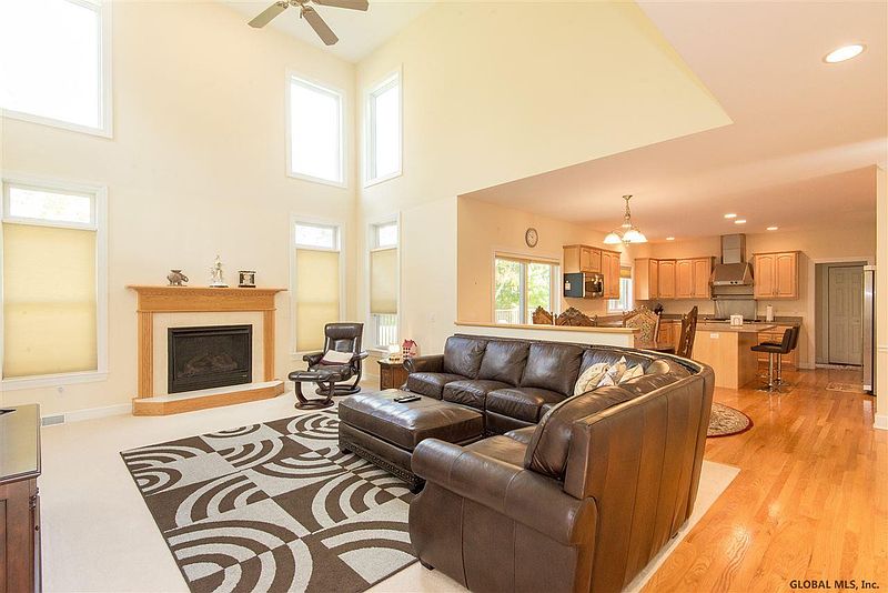 4th image of 1 BROOKHAVEN Drive