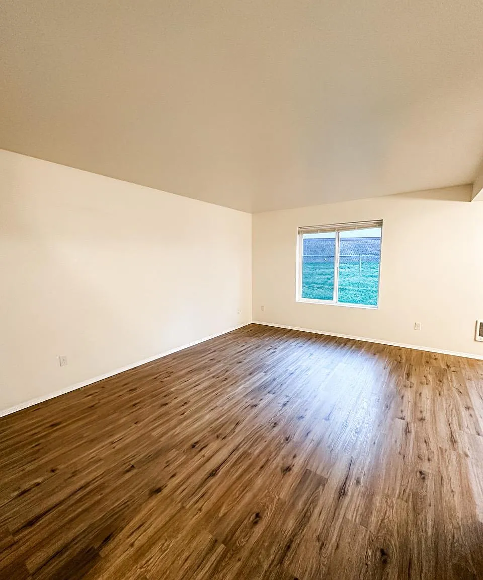 3 bed, 2.5 bath, 1390 sqft, $2,400 — Photo 3