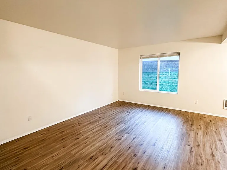 931 College Ln NE #A — Photo 3