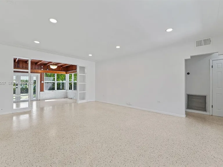 8927 Carlyle Ave — Photo 3