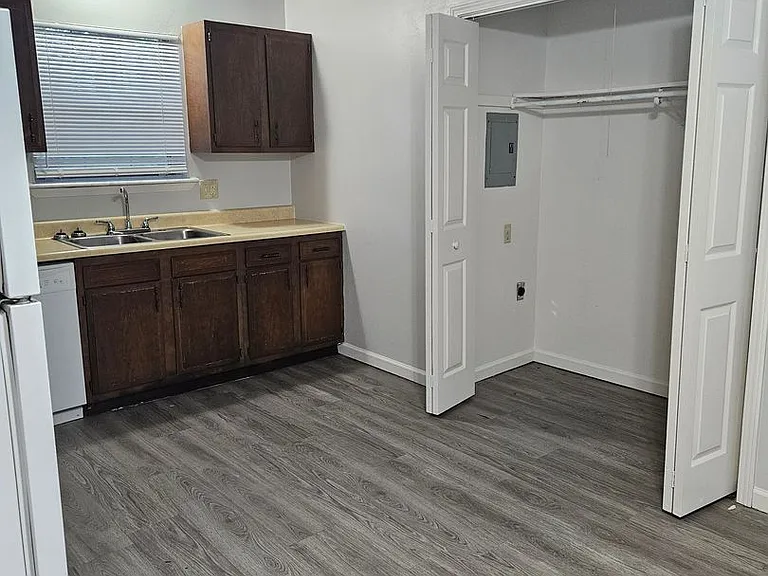 10419 Hidden Valley Ln E — Photo 4
