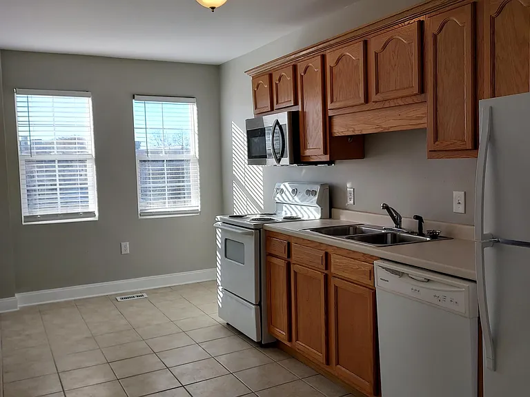 121 Sharpe St — Photo 9