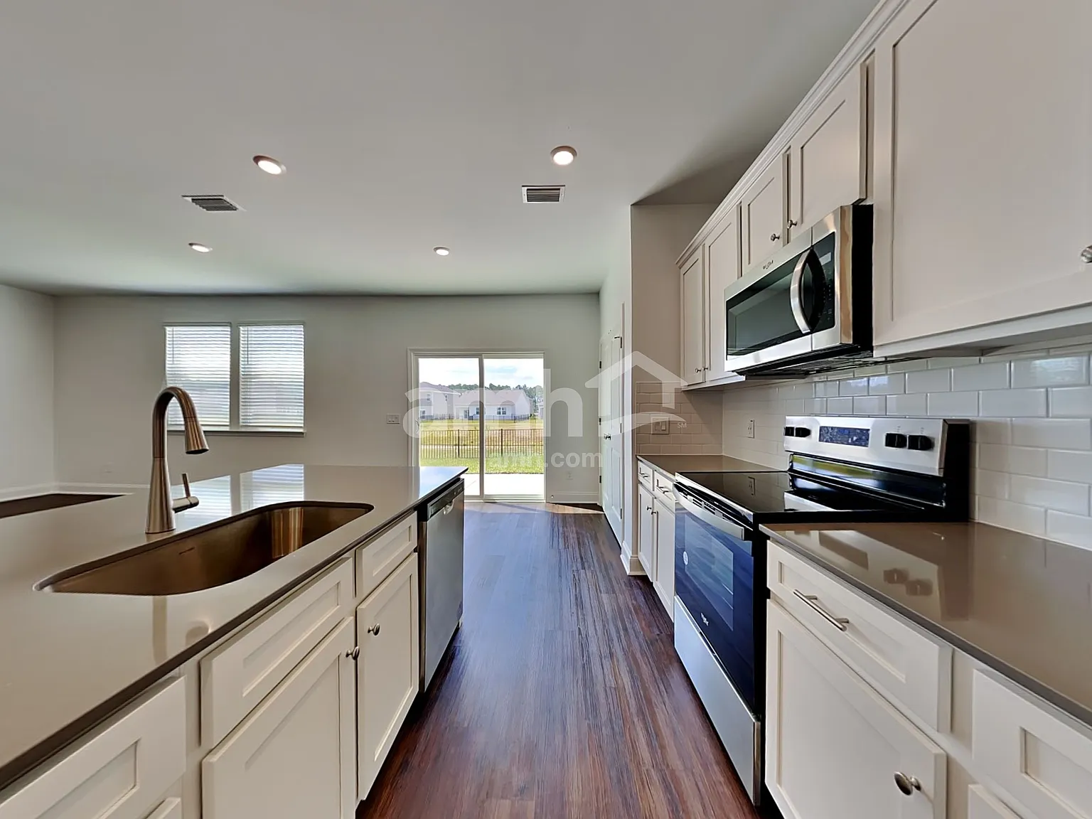 4 bed, 2.5 bath, 1977 sqft, $2,515 — Photo 3