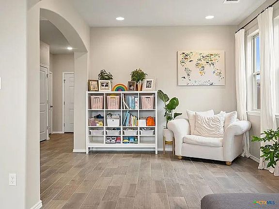 5th image of 134 Goldfinch Dr