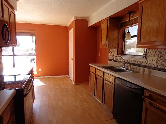 3rd image of 833 Baxter Dr
