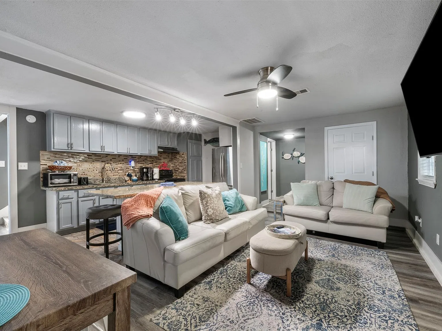2 bed, 1.5 bath, 1171 sqft, $1,600 — Photo 1