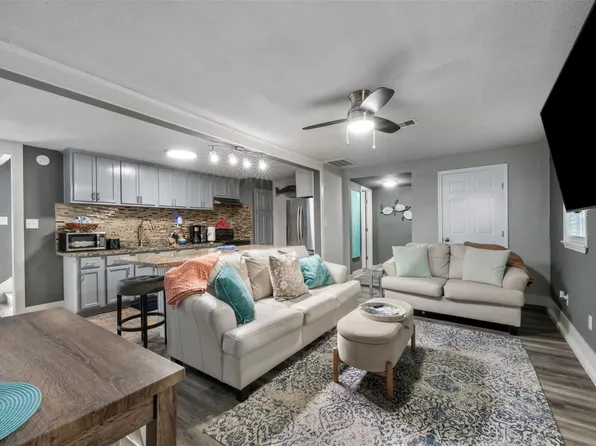 3218 Avenue Q 1/2, Galveston, TX 77550