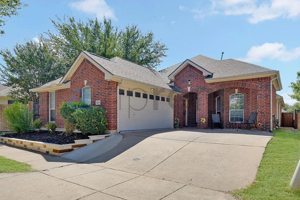 3 bed, 1960 sqft, $2,450 — Photo 2