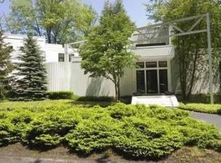 10 Trolley Trl, Chagrin Falls, OH 44022