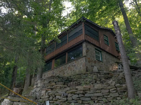 1035 Oral Lake Rd, Bridgeport, WV 26330