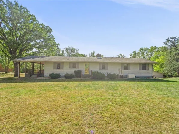 18 Shady Ln, Oelwein, IA 50662