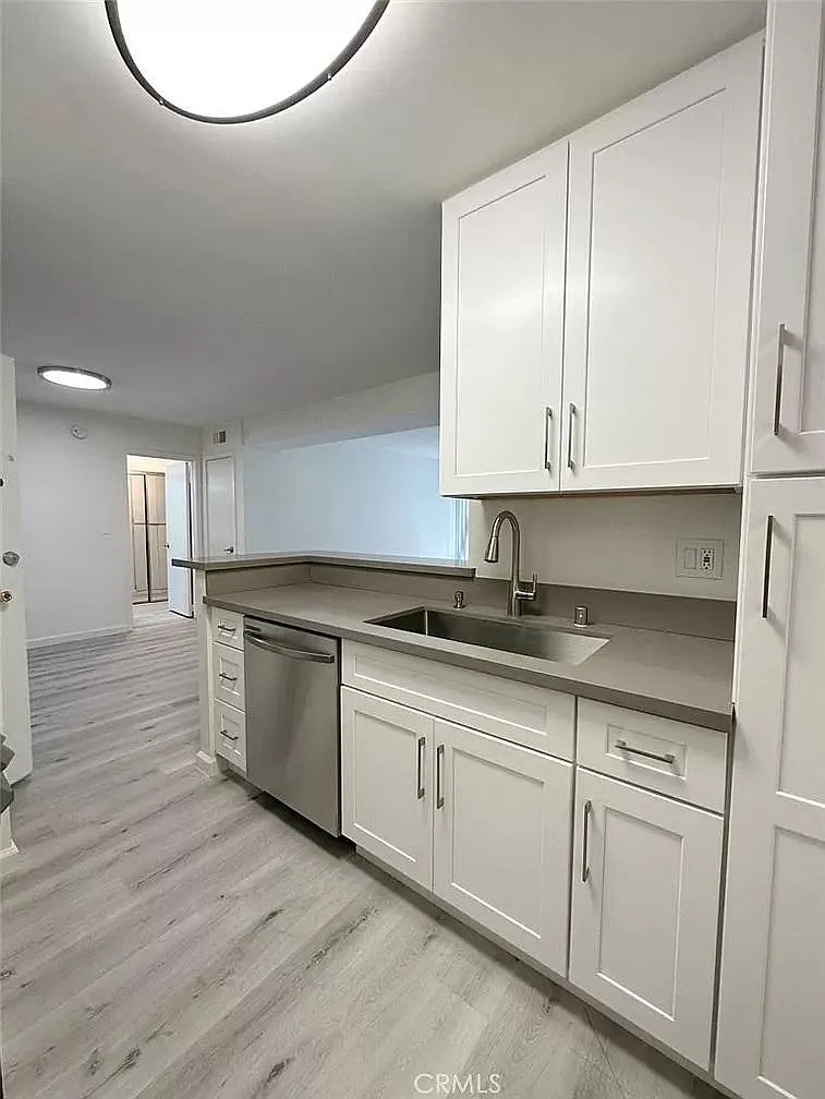 2 bed, 911 sqft, $2,400 — Photo 4