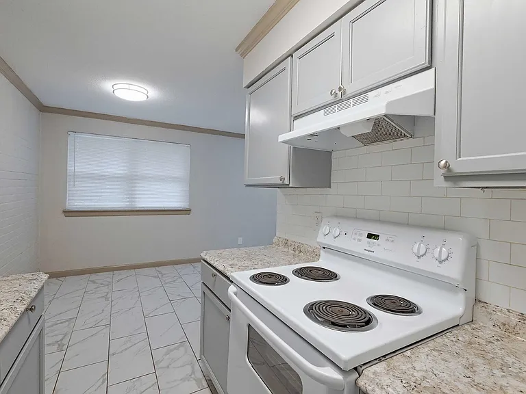Ambassador Apartments — Photo 41