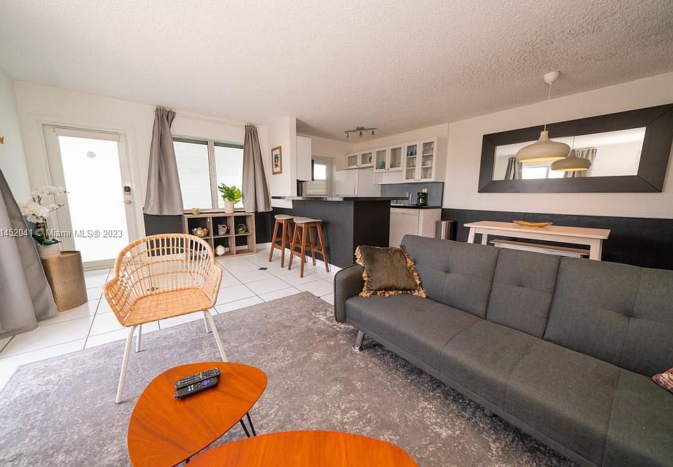 1st image of 900 6th St APT 16