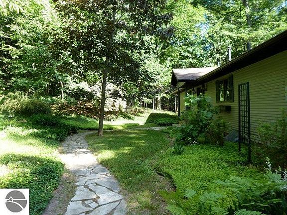 3rd image of 8567 Fairway Dr