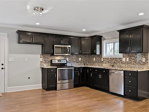 5th image of 148 Mountainside Dr W