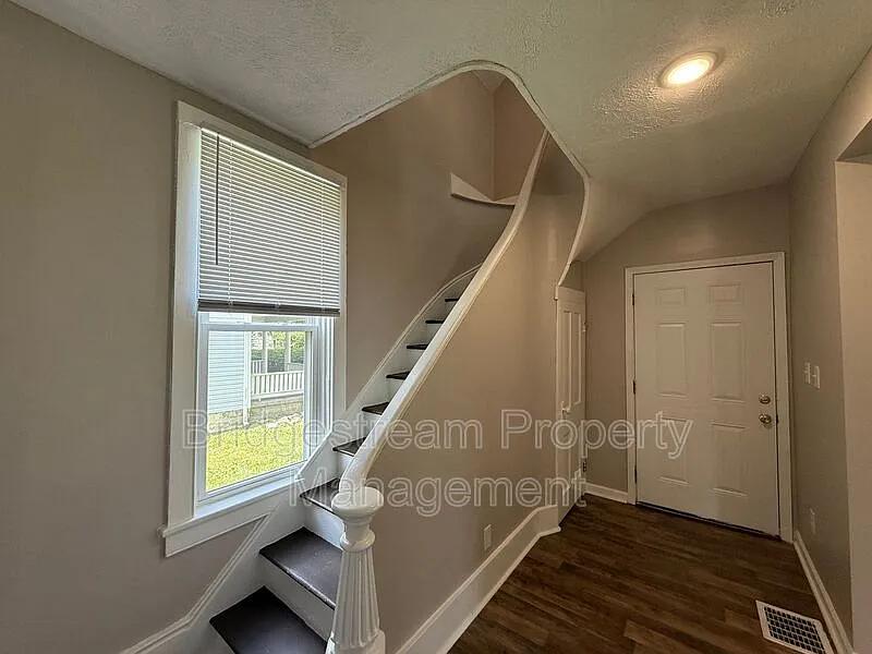 3 bed, 1.0 bath, 1200 sqft, $1,550 — Photo 4