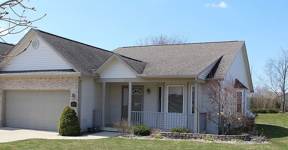 Front entry w/ sitting porch
