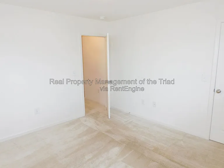 719 Torbay Dr — Photo 16