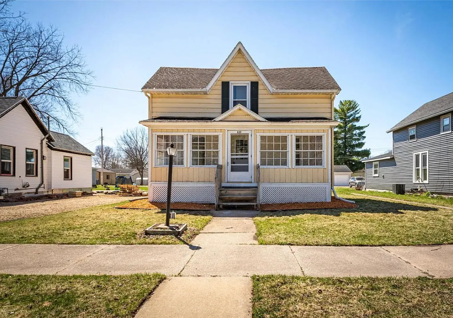 Rare Find! 4BR Home with TWO Detached Garages in Sparta!! — Photo 1