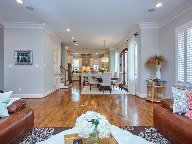 1126 W 16th St #F — Photo 4
