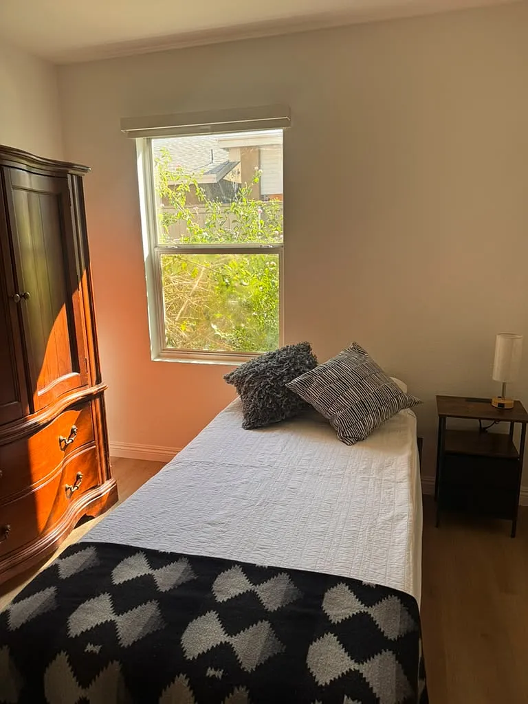 6 bed, 1888 sqft, $850 — Photo 1