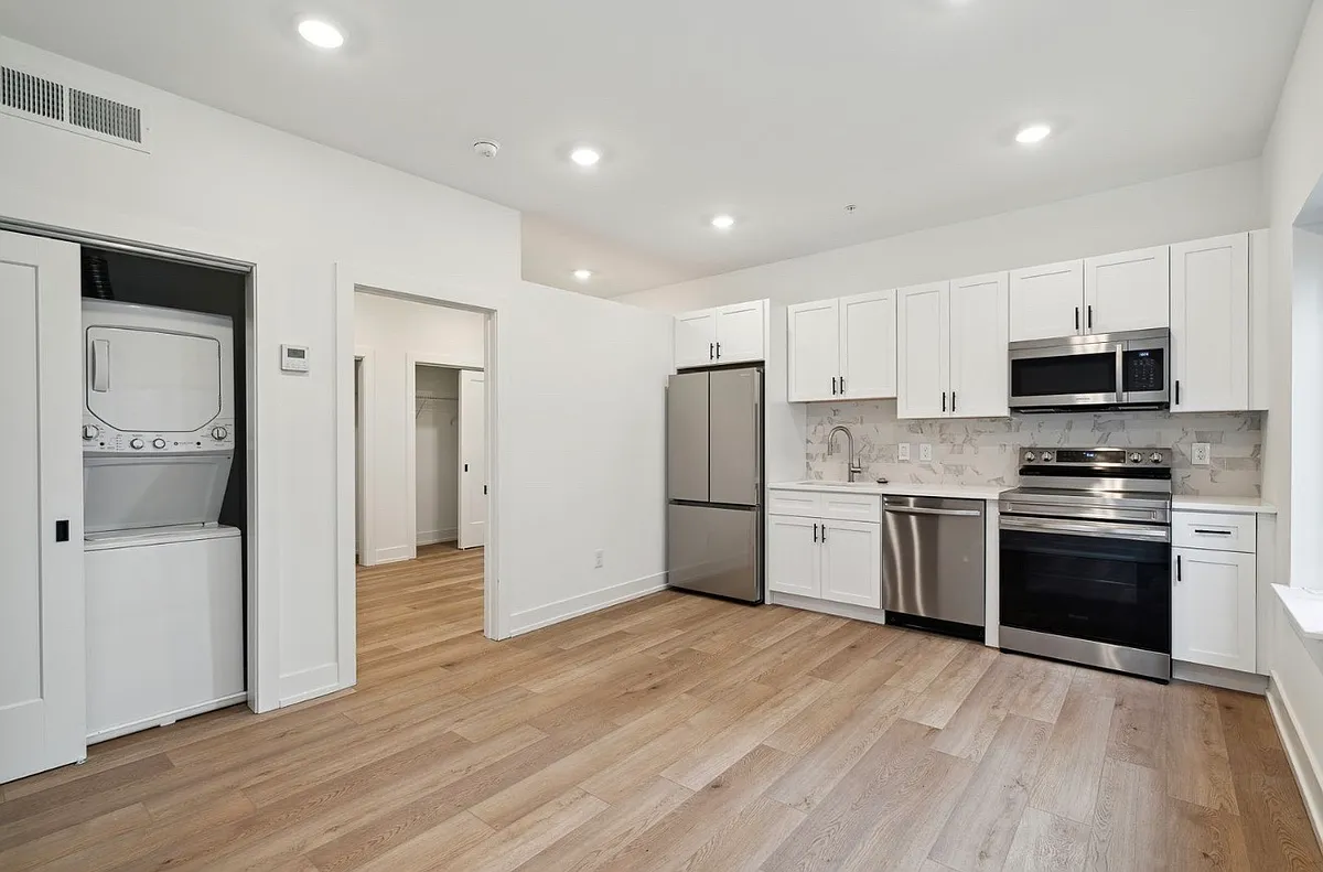 Photo 2 of 31 - 903 Leland St #507 - Philadelphia, PA Building Photo - 903 Leland St #507