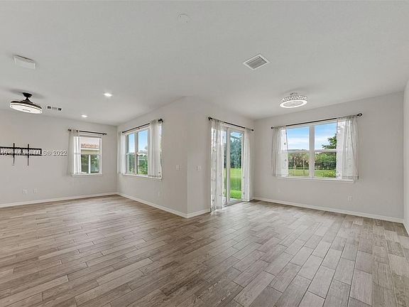3rd image of 1063 Eucalyptus Dr