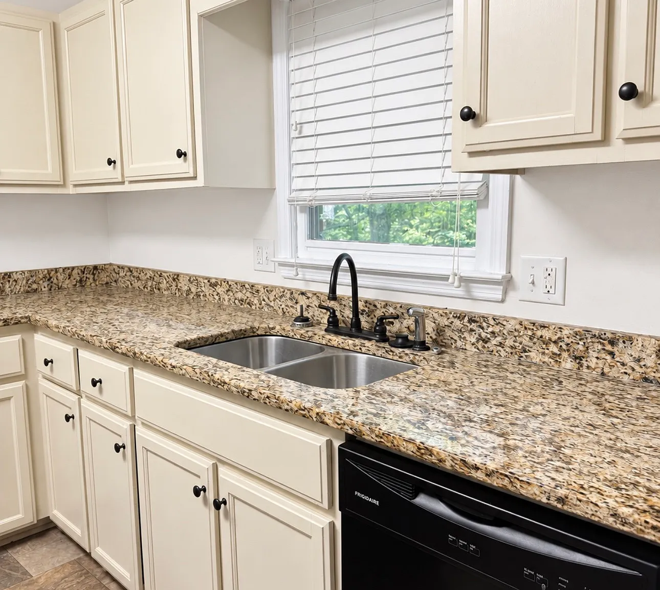 3 bed, 2.5 bath, 1679 sqft, $1,650 — Photo 3