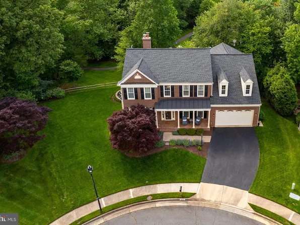 3022 Ashburton Manor Dr, Herndon, VA 20171