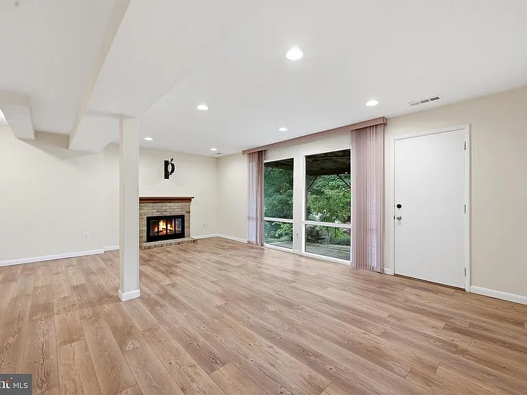 8811 Burbank Rd — Photo 37