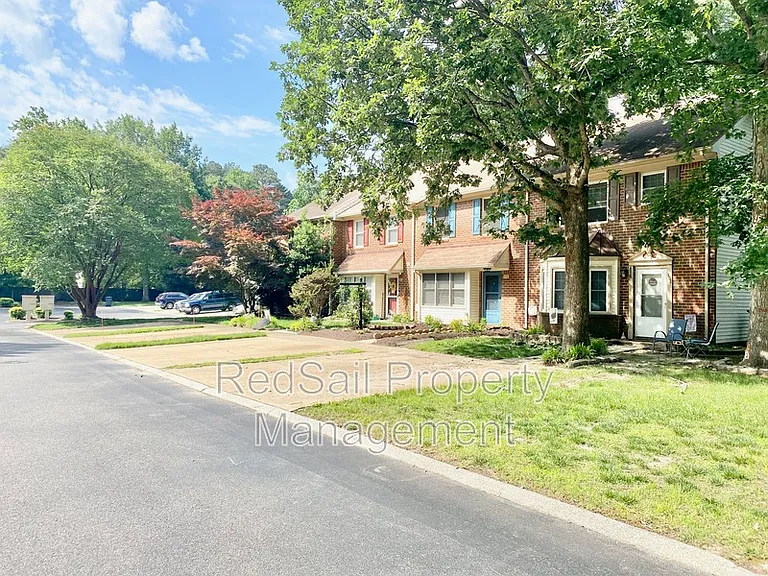 110 Souverain Lndg — Photo 1