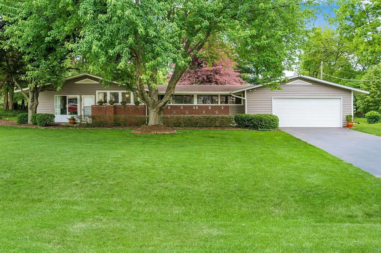 3200 Darbyshire Dr photo 1