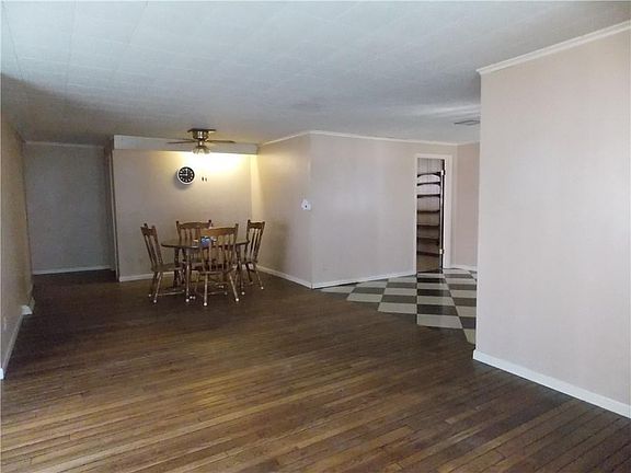5th image of 212 Main St