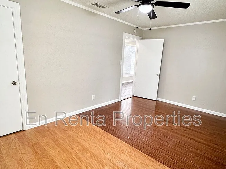 601 W Beach St — Photo 11