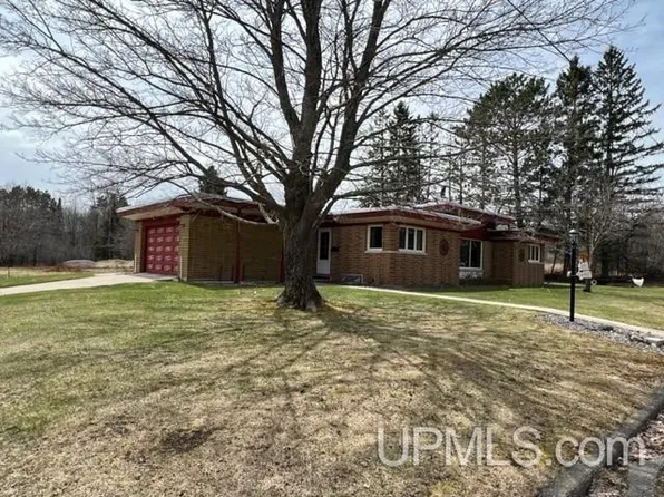 1001 W Ross St, Iron River, MI 49935