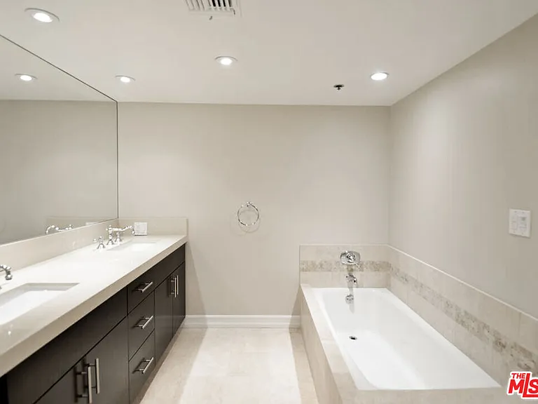 10660 Wilshire Blvd #705 — Photo 12