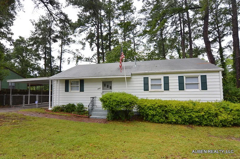 Cute 3 Bedroom House w/ Fenced Yard — Photo 1