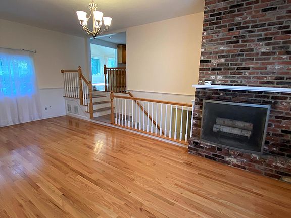 3rd image of 92 Applewood Dr