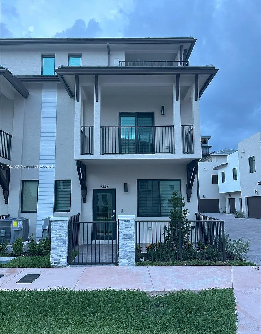 3 bed, 1866 sqft, $4,500 — Photo 1
