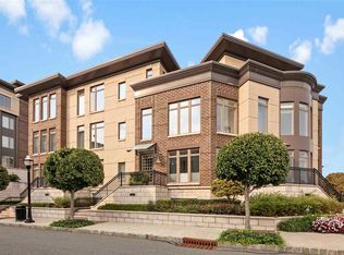 2 Oxford Lndg, Weehawken, NJ 07086