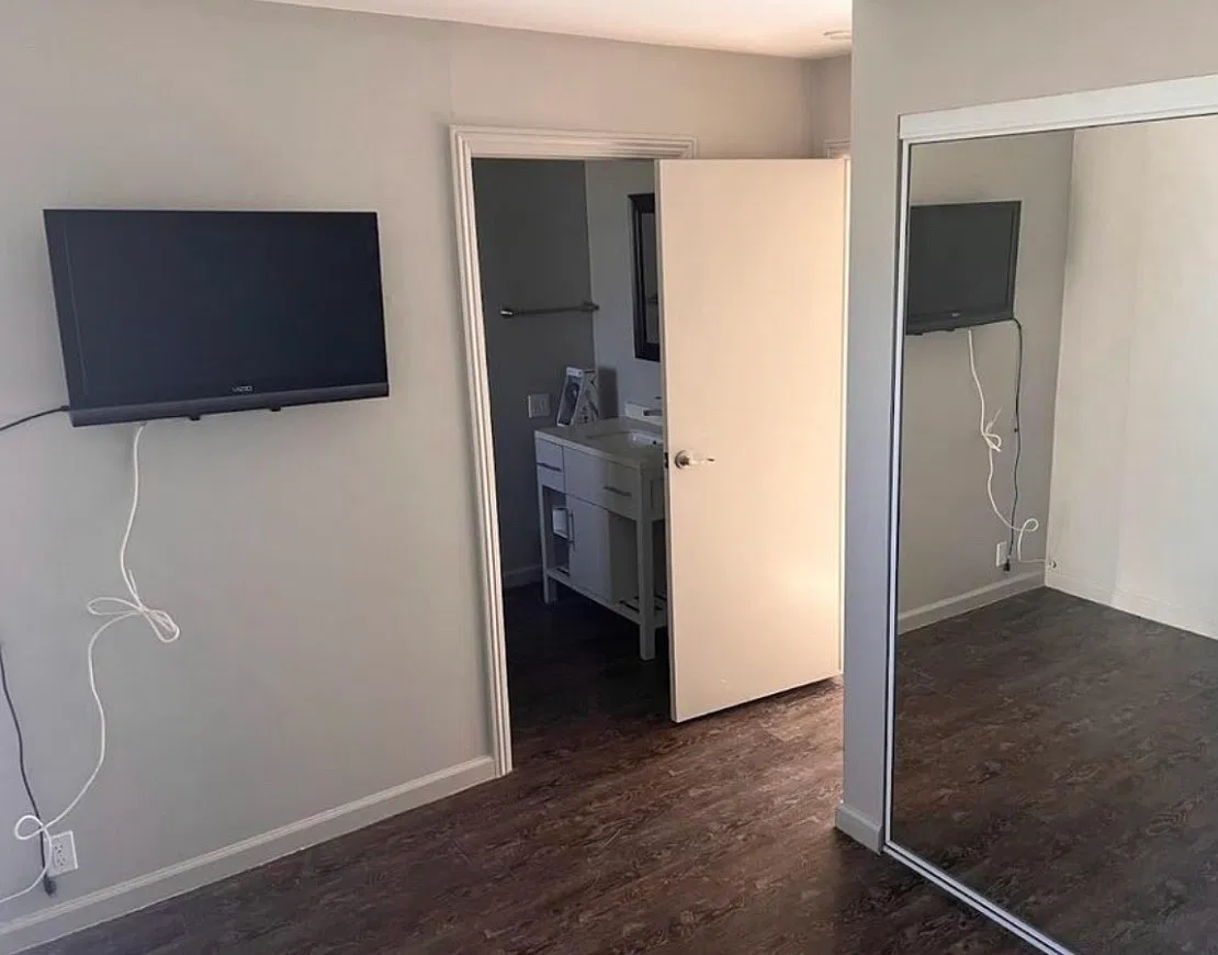 2 bed, 850 sqft, $2,300 — Photo 2