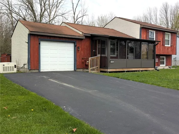 5068 Hackberry Ln, Clay, NY 13041