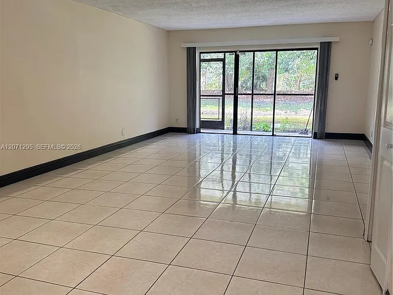215 Lakeview Dr #105 — Photo 4