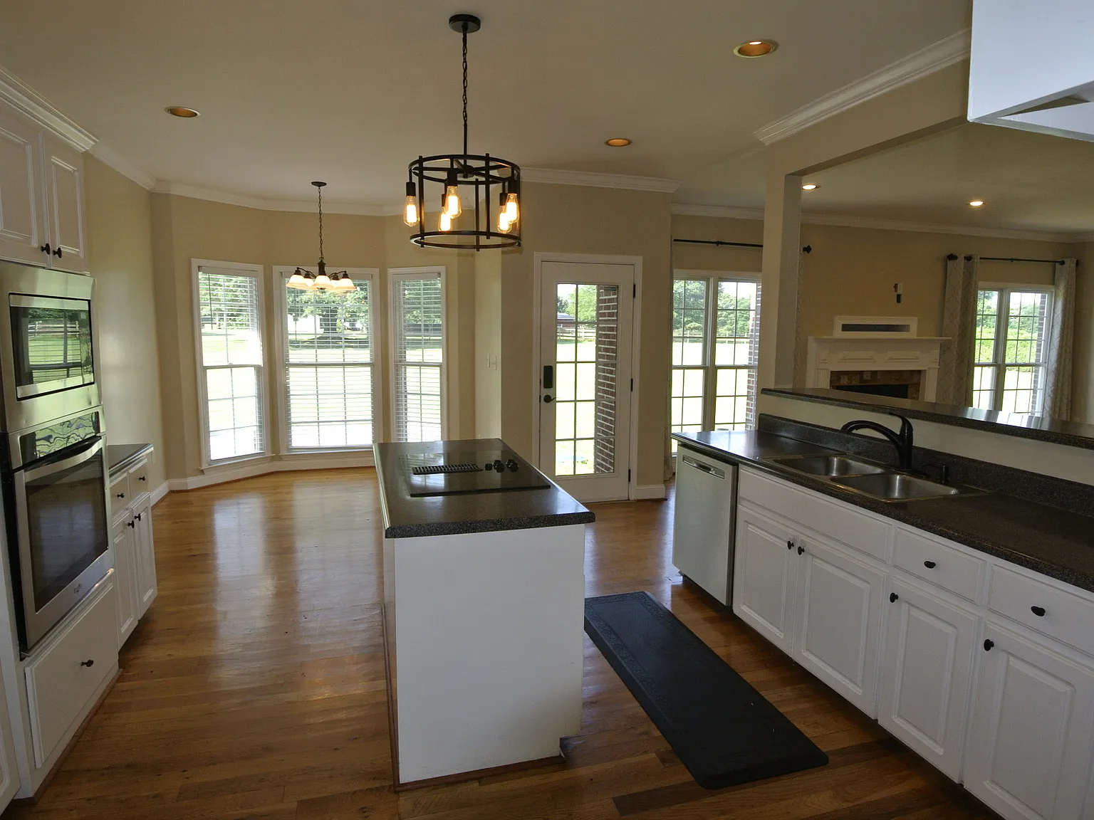 4 bed, 3.5 bath, 3062 sqft, $3,500 — Photo 4